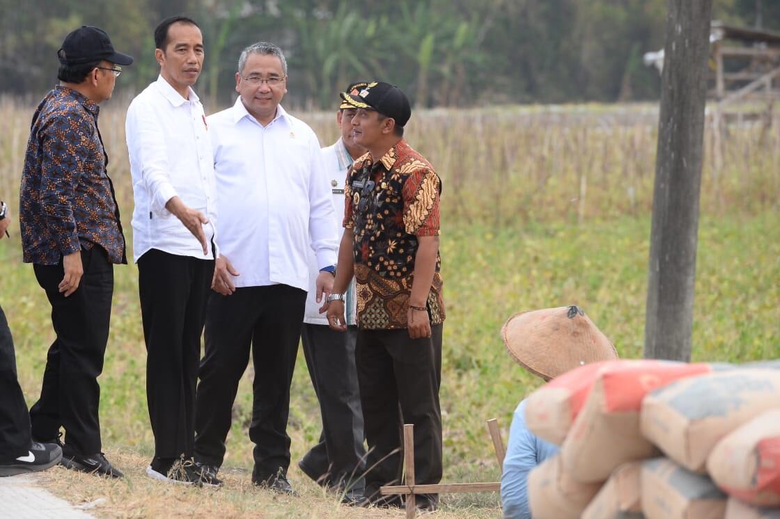 taufikmadjid71's tweet photo. Menteri Desa PDTT Bpk @EkoSandjojo mendampingi Presiden RI Bpk @jokowi meninjau Pelaksanaan Padat Karya Tunai yang bersumber dari Dana Desa di Desa Tembirejo Kab. Grobogan Jawa Tengah, 15 September 2018. https://t.co/PwqMkx9fQi
