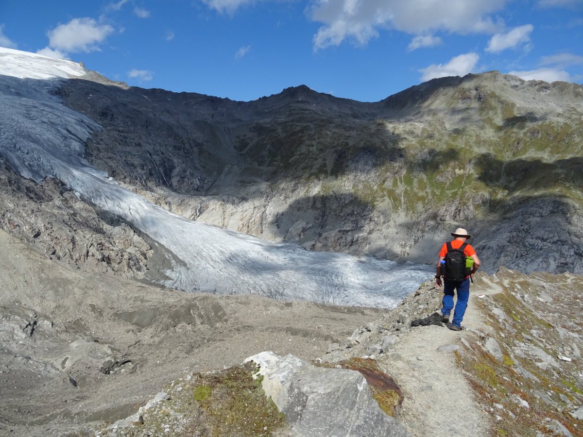 SOTRG's tweet image. Heading down to the Venedigerhaus from Lobbentorl @PHohetauern .        Stunning views that are ever changing as you descend through different vegetation zones. @the_AMI @rab_equipment @MtnTraining @RobJohnsonMIC @Filmuphigh