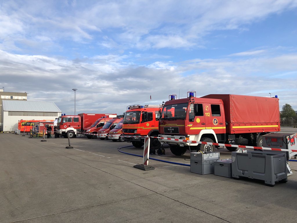 FeuerwehrHH's tweet photo. Knall und Rauch am #Burchardkai? @FeuerwehrHH @FF_Hamburg @PolizeiHamburg trainieren mit anderen Einheiten aus dem Bundesgebiet für Hamburgs Sicherheit - im @PortofHamburg 

Um 9:00 Uhr geht es los mit der Übung #HAZARD bei der #HHLA 

Alle Infos⤵️
https://t.co/qxtjU5RzZn https://t.co/cYr32BhjqD