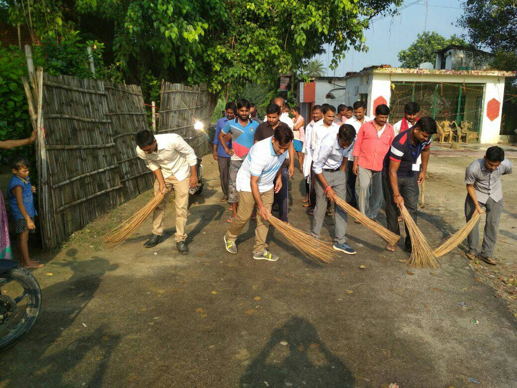 औराई प्रखंड के ग्राम पंचायत राज धरहरवा के पंचायत मे प्रखण्ड विकास पदाधिकारी के द्वारा सफ़ाई अभियान चलाया गया. ब किया गया।,आगा खान ग्राम समर्थन कार्यक्रम से विष्णु चौरसिया(डी ओ) #swachhatahiseva #swachhBihar #SwachhBharat #ZSBP <a href="/LSBA_Bihar/">Lohiya Swachh Bihar Abhiyan</a> @Tatatrust <a href="/SwachhBharat/">Swachh Bharat Mission - Grameen</a>