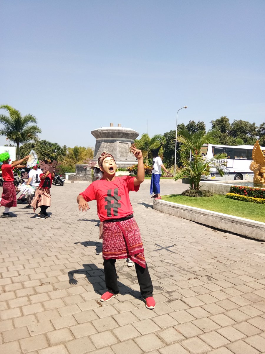 EviSriRezeki's tweet photo. Aksi teatrikal pertama di Taman Bung Karno #negerikretek #tolakapact https://t.co/3bUihpqA0W
