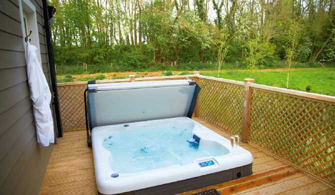 Hostelman's tweet photo. Endymion Lodge in #WakesColne 🇬🇧

https://t.co/7LzDM8mckE

More #cottages &amp; #holidayhomes on https://t.co/G7eSb263Bd

#UnitedKingdom #England #holidayhome #cottage #hostel #hostels #hotel #hotels #barn #barns #villa #villas #travel #traveling #travelling #citybreak #citkbreaks https://t.co/7xI2W7uVR0