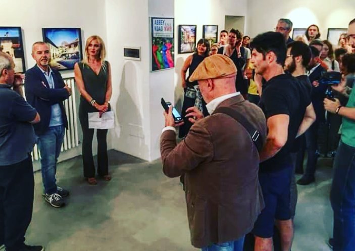 ManuelaDonghi's tweet photo. All'inaugurazione della prima mostra fotografica del mio Direttore @LucaLevati1 IO c'ero... e non c'ero decisamente solo io! 😉 Bravissimo!
❤ https://t.co/CAIvTECDJZ. - Spazio Lumera, Milano, fino al 29 settembre ❤
#radiolombardia #noncifermiamomai #milomo #milano https://t.co/KEbYuE8vxN