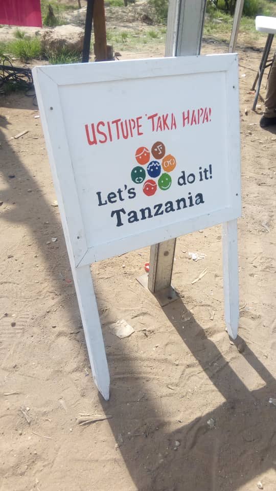 RahmaMwita's tweet photo. “Kwa Dar Es Salaam kuna watu zaidi ya 6000 wamejitokeza kufanya usafi, lakini piaa zaidi ya viroba elf 3000 vya uchafu vimekusanywa”. Muwakilishi kutoka @NipeFagio Akitoa statistics.
#EUBeachCleanUpDay
#LetsDoitTZ https://t.co/N9cymEsF0k
