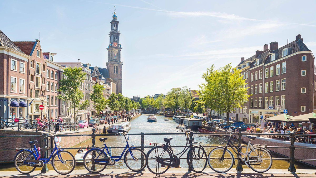 'أمستردام' عاصمة هولندا وأكثر مدنها سكاناً لها تاريخ عريق يظهر تطورها على مر الأزمنة حيث تم تصنيف الأماكن التراثية الموجودة في وسط المدينة كواحدة من مواقع التراث العالمي لليونسكو ‘