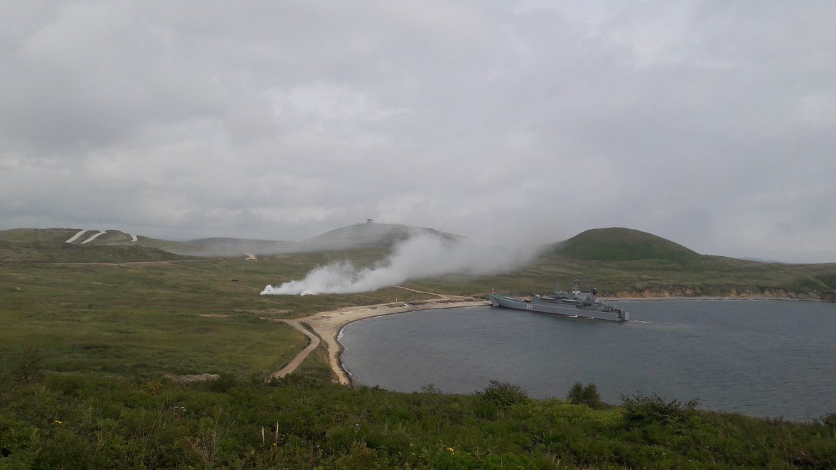 Desant piechoty morskiej na brzeg wysadzili, opór przelamali, ścigają przeciwnika. Gdy narzekaliśmy, że manewry #Wostok2018 trochę już nas dziennikarzy zmęczyły, jeden z rosyjskich ofcerów odpowiedzial: my tu już miesiąc wojujemy!