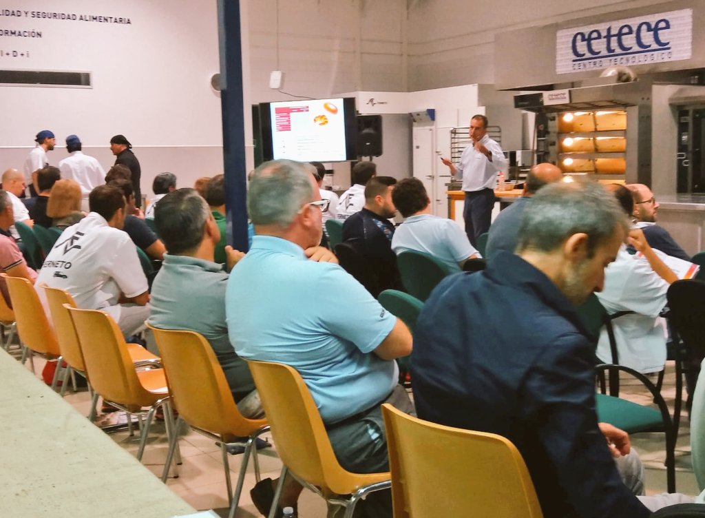 AzucareraES's tweet photo. Manuel Ibáñez (@AzucareraES) habla de las aplicaciones de #Fibractive #FOS60 en #panes #singluten y #helados en #ICongresoInternacionaldePanadería 👀👈👏✍ #Panadería #Repostería @cetece_net https://t.co/BB48Pc355V