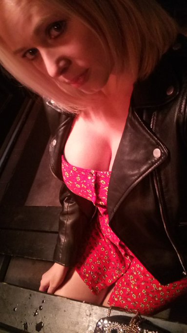 It was a bit nippy last night in Manchester ✌️ 🌃 ❤️ 💋 https://t.co/3vBmDqyD9K<a href="/tag/nofilter"class="tags"><span>#nofilter</span></a><a href="/tag/blueeyes"class="tags"><span>#blueeyes</span></a><a href="/tag/blonde"class="tags"><span>#blonde</span></a><a href="/tag/milf"class="tags"><span>#milf</span></a><a href="/tag/moi"class="tags"><span>#moi</span></a><a href="/tag/onlyf"class="tags"><span>#onlyf</span></a>