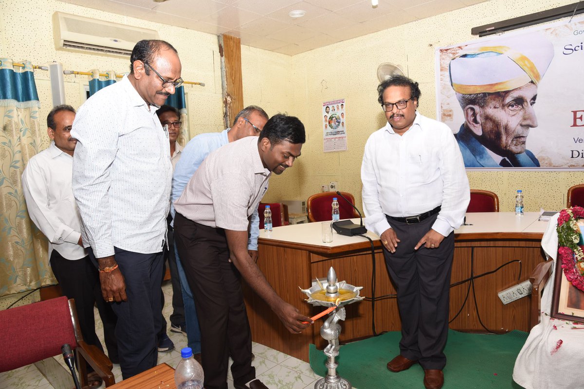 Collector_MBNR's tweet photo. మోక్షగుండం విశ్వేశ్వరయ్య పుట్టిన రోజు సందర్బంగా రెవెన్యూ సమావేశ మందిరంలో ఆర్ డబ్ల్యు ఎస్,మున్సిపాలిటీ,కాకతీయ ఎక్సిక్యూటివ్ ఇంజనీర్లు,డిప్యూటీ ఇంజనీర్లకు ఏర్పాటు చేసిన కార్యక్రమాన్ని జ్యోతి ప్రజ్వల చేసి ప్రారంభించిన జిల్లా కలెక్టర్ శ్రీ డి.రోనాల్డ్ రోస్. https://t.co/4bizZeqjpk
