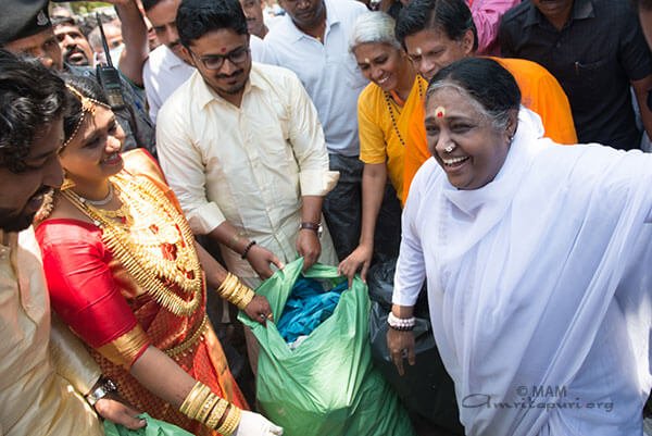 ayudhkerala's tweet photo. Durga&amp;Suraj;Mritula&amp;Danush @ayudh_india voluntrs-who wr going t gt maried tday also joind cleang driv wit AMMA #SHS18@PMOIndia @narendramodi https://t.co/1sjMfAE1H8