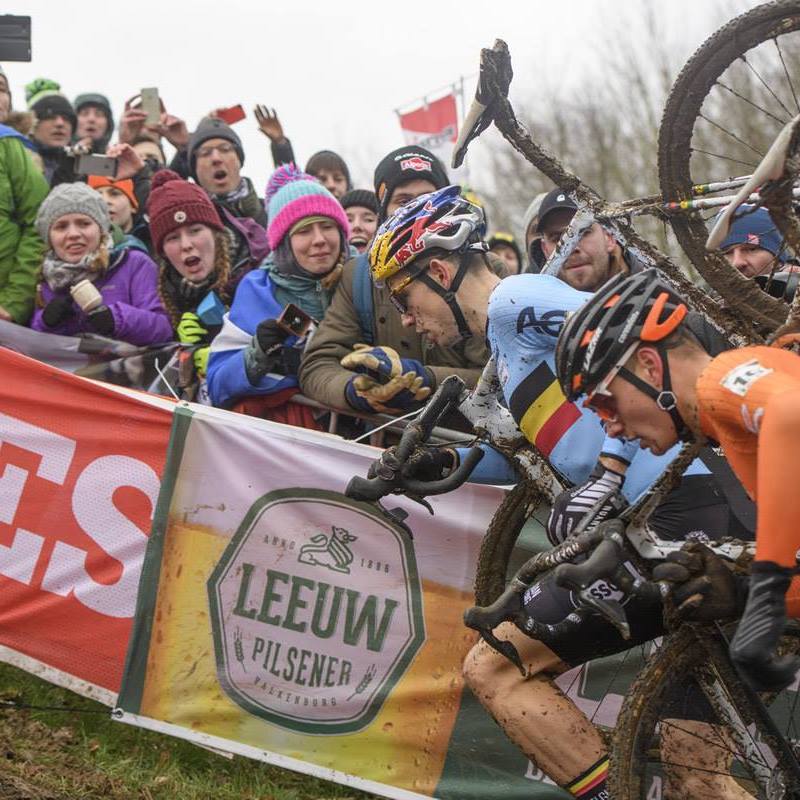 gpbeeksebergen's tweet photo. Dit weekend start het veldritseizoen echt met de Brico Cross in Geraardsbergen 🇧🇪️. Nog 50 dagen wachten voor de elite renners tot het EK Veldrijden! Koop nu alvast je tickets voordelig online via https://t.co/huYcqYZErL #cyclocross #veldrijden #eurocross #crossiscomming https://t.co/ORVrrN6lfF