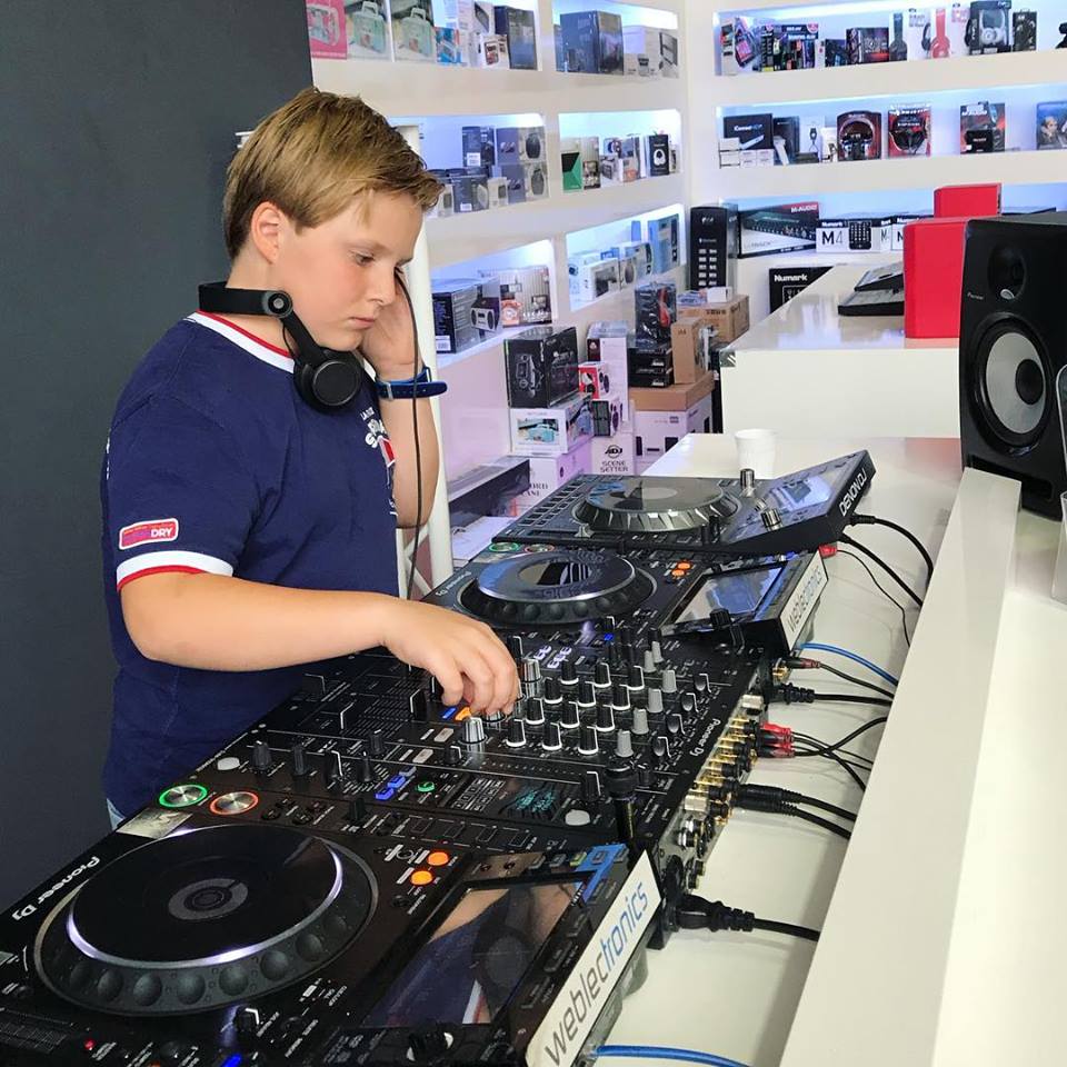 DJSchoolBenelux's tweet photo. Merlijn voor de eerste keer achter de clubstandaard Pioneer DJ set! #djschoolbenelux #djschool #djing #dj #djlife #djgear #music #electronic #dance #electronicmusic #housemusic #pioneerdj #cdj2000nxs2 #benelux #breda https://t.co/1Q64MtJHwv