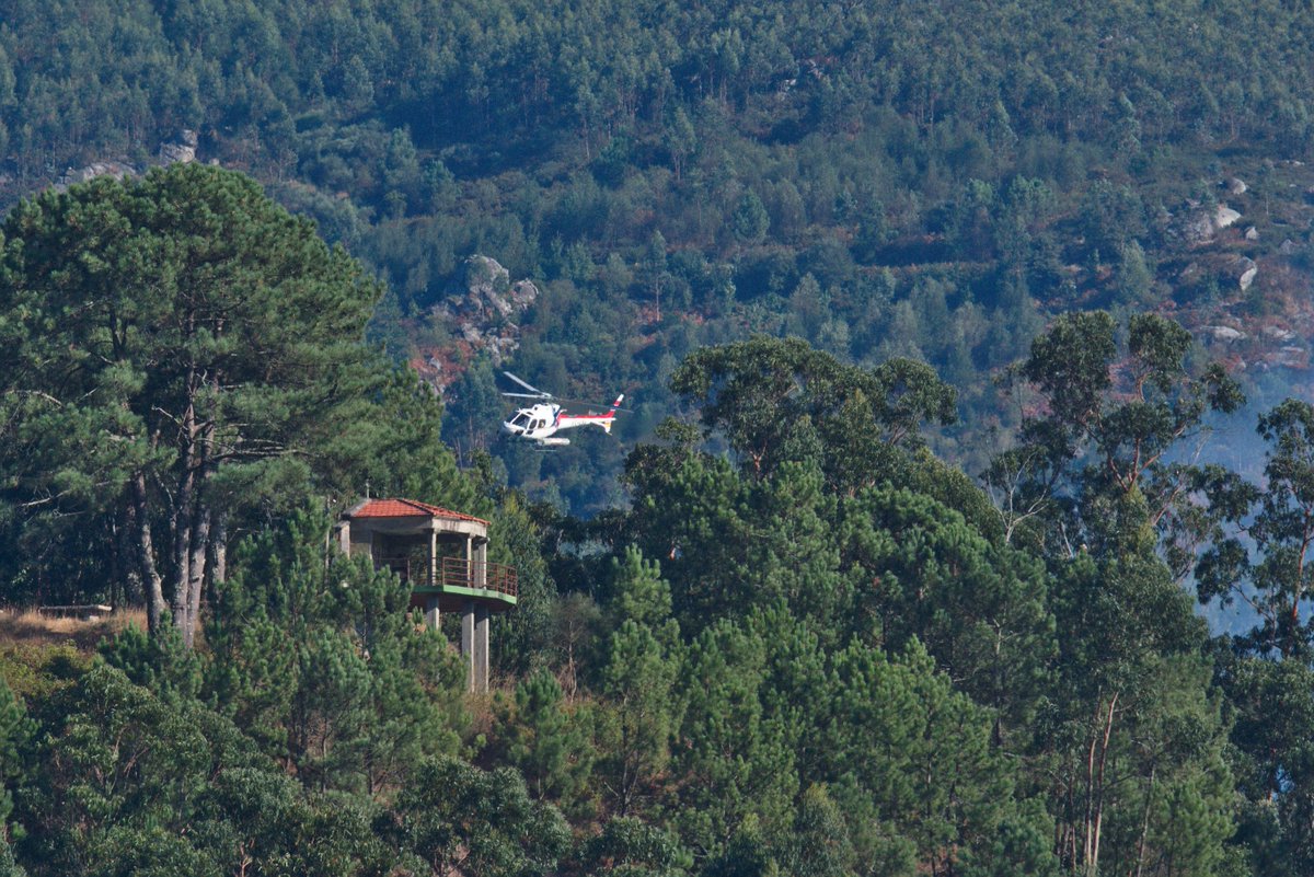 pintafontes's tweet photo. No mar de arcolitos que temos fronte á casa houbo un conato de lume e o helicóptero estivo traballando un rato, así que fixen unhas fotos desde a ventá do piso (Tomeza, Pontevedra) https://t.co/rjFfUQSXqa