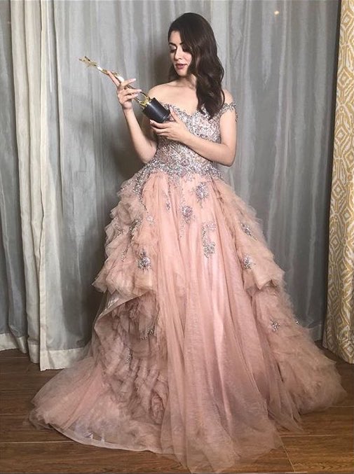 ihansikaforeve's tweet photo. Gorgeous pie @ihansika got #bestyouthicon award @siima #SIIMA2018 #PantaloonsSIIMA #Beststyleicon #Hansika https://t.co/58Hy12OdZi