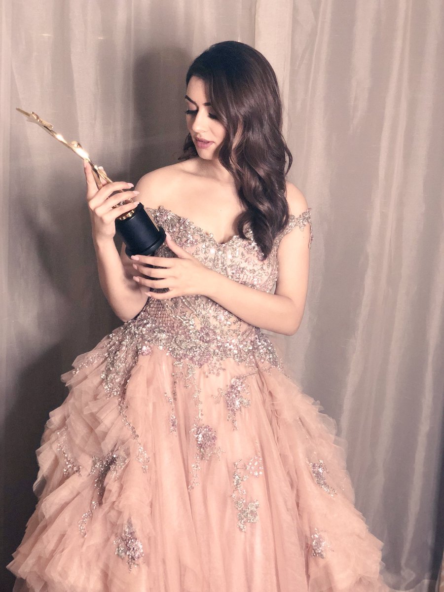 ihansikaforeve's tweet photo. Gorgeous pie @ihansika got #bestyouthicon award @siima #SIIMA2018 #PantaloonsSIIMA #Beststyleicon #Hansika https://t.co/58Hy12OdZi
