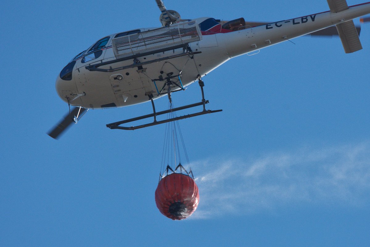 No mar de arcolitos que temos fronte á casa houbo un conato de lume e o helicóptero estivo traballando un rato, así que fixen unhas fotos desde a ventá do piso (Tomeza, Pontevedra)