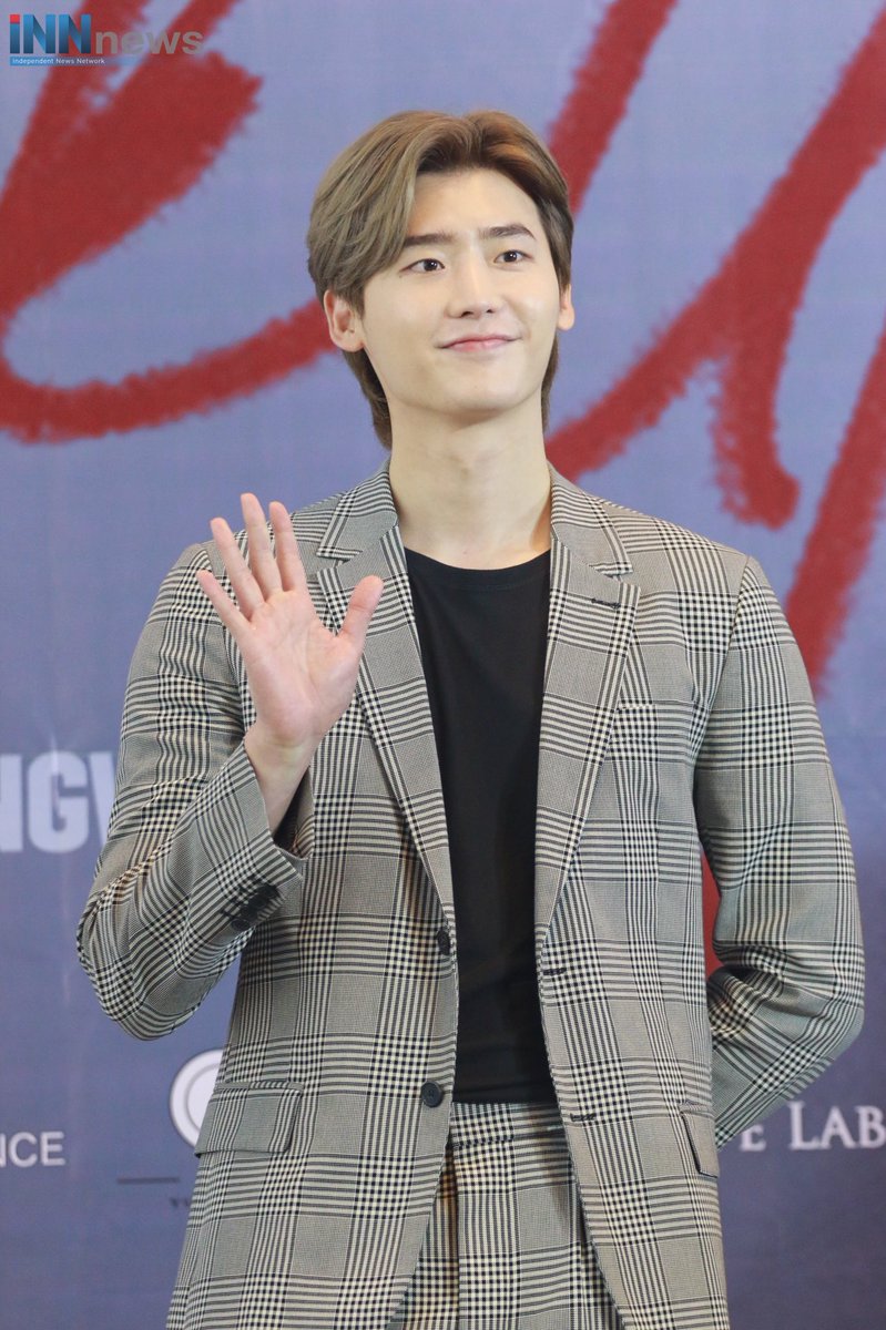 INNNEWS_ENT's tweet photo. นุ้งเป็ดมาแล้ว! “อีจงซอก” ในงานแถลงข่าว 2018 Lee Jong Suk Fan Meeting in Bangkok ‘CRANK UP’
#2018LJSCrankUpinBKK
#leejongsukfanmeetinginbkk #LEEJONGSOKinBKK #LeeJongSuk #leejongsuk  #อีจงซอก https://t.co/ly7EVLsYHJ