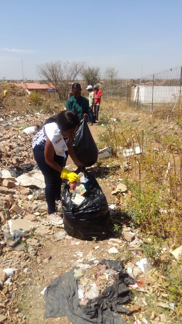 malusim2's tweet image. Activators in Soshanguve doing their action campaign by cleaning up their community @GlblCtzn please recognize active citizen in action @ActivateZA @theeMzwandile @CityofTshwane #CommittedToChange #payingitforward