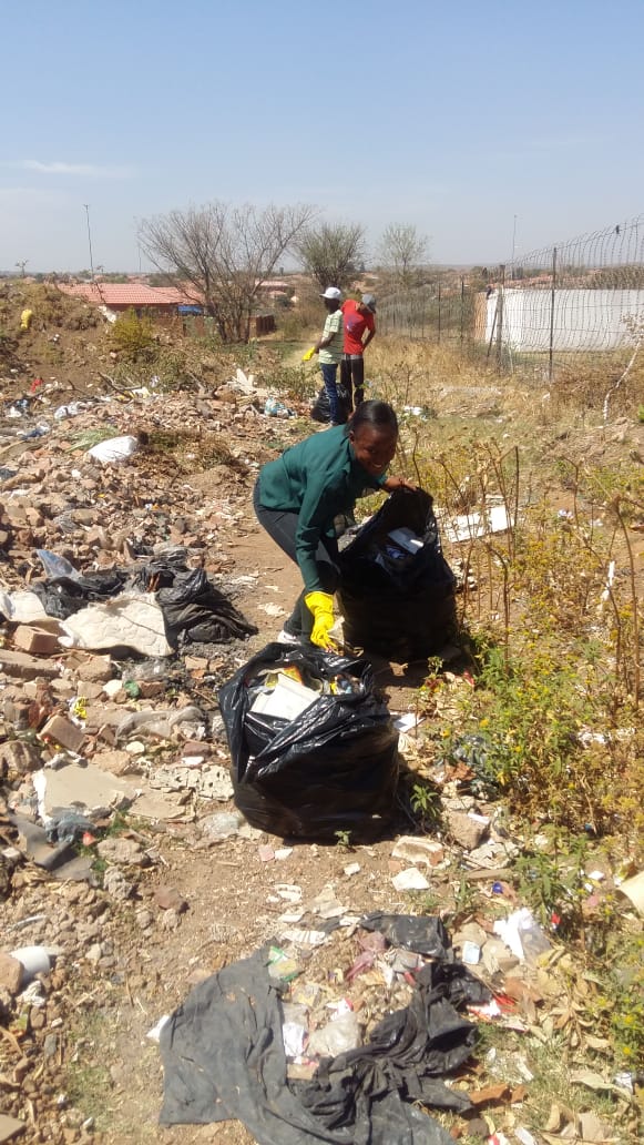 malusim2's tweet image. Activators in Soshanguve doing their action campaign by cleaning up their community @GlblCtzn please recognize active citizen in action @ActivateZA @theeMzwandile @CityofTshwane #CommittedToChange #payingitforward