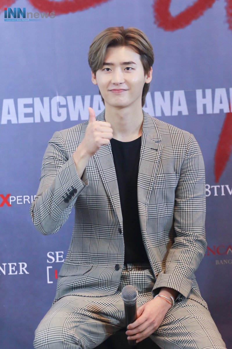 _24News_'s tweet photo. “อีจงซอก” ในงานแถลงข่าว 2018 Lee Jong Suk Fan Meeting in Bangkok ‘CRANK UP’
#2018LJSCrankUpinBKK
#leejongsukfanmeetinginbkk #LEEJONGSOKinBKK #LeeJongSuk #leejongsuk  #อีจงซอก https://t.co/wgvbrplDf8 https://t.co/Qqve1TW1J6