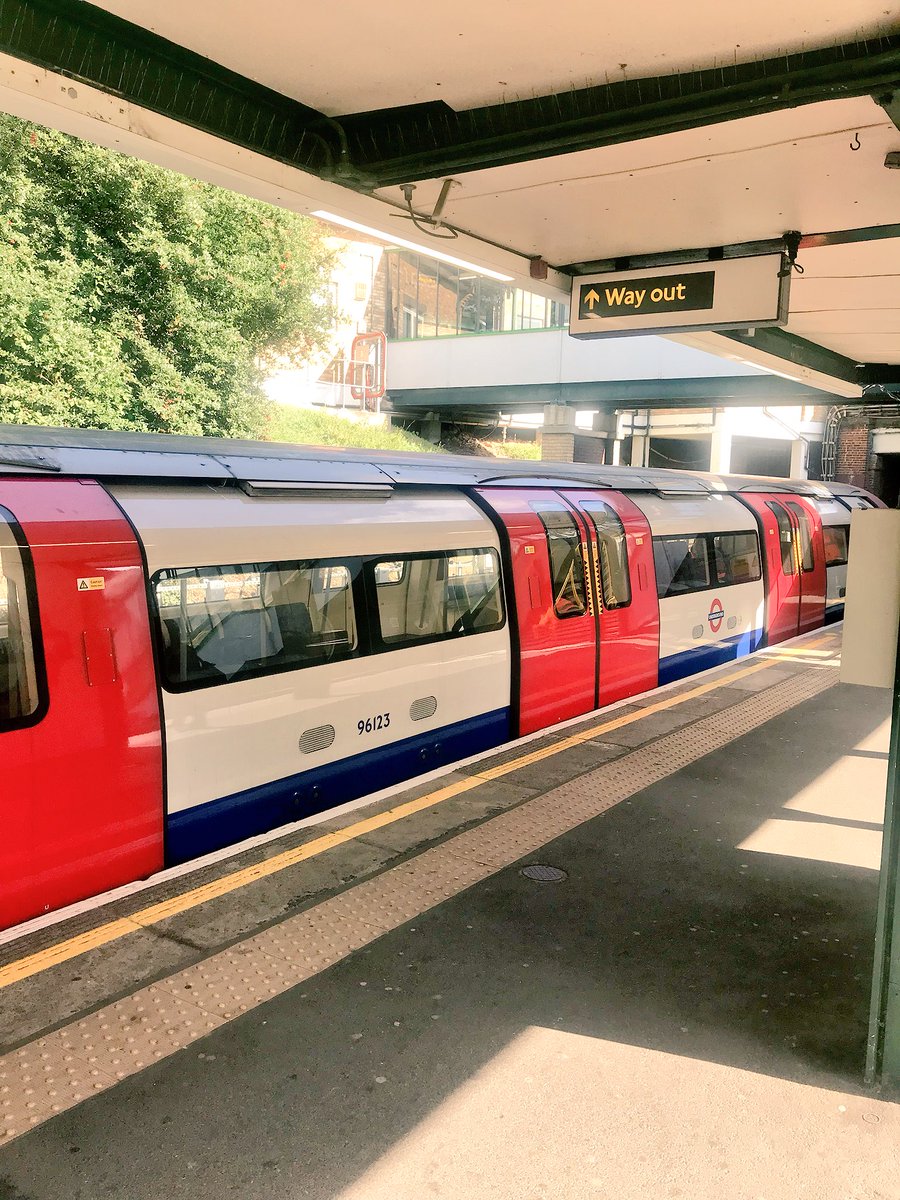 TimmyKernow's tweet photo. A @jubileeline line train spotted on the platform of South Ealing on the @piccadillyline 🤓 #TrainGeek #WrongLine #YouOkHun? #Lost https://t.co/ygKcwTYhf8
