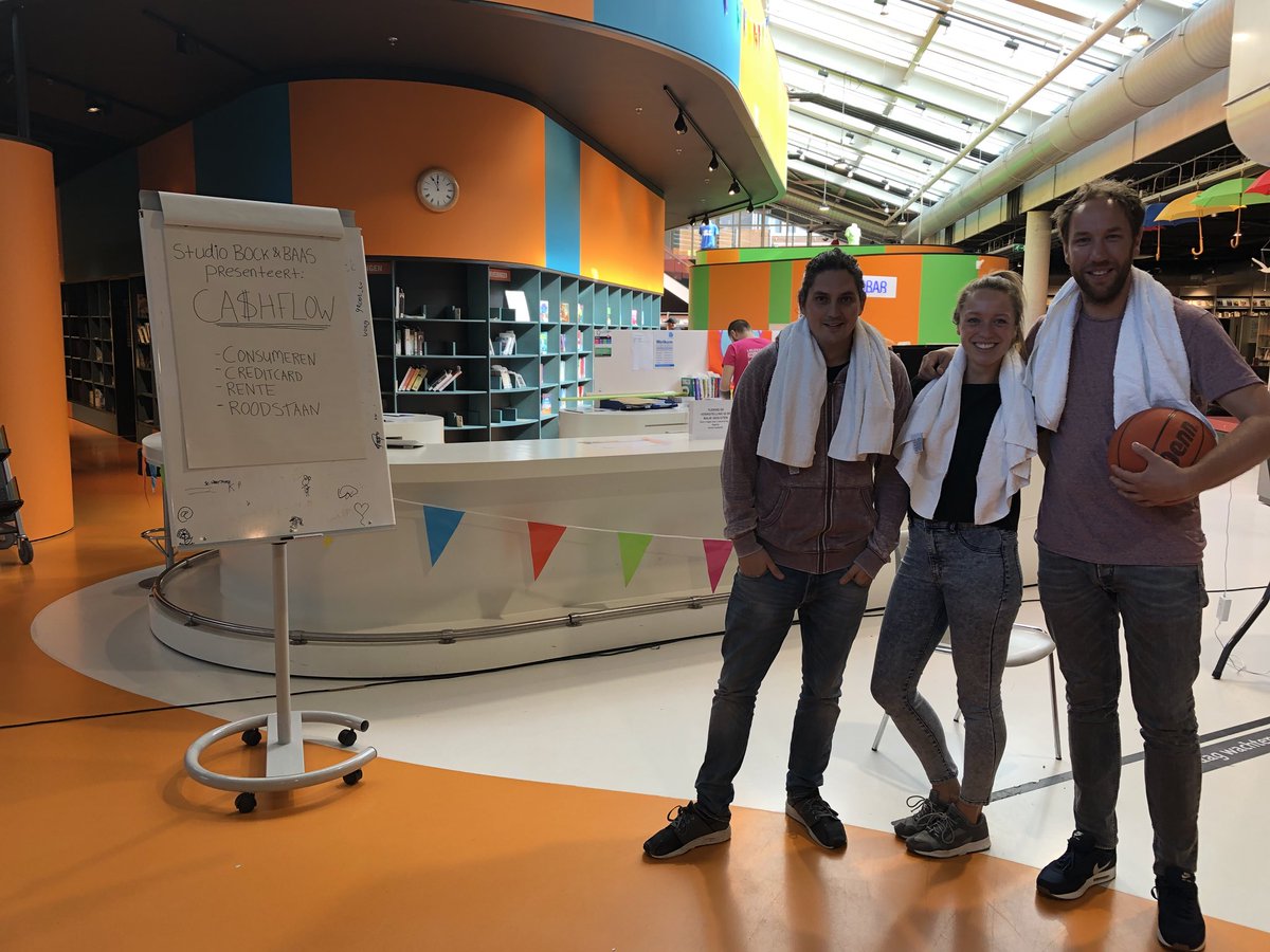 De heren en dame van jongerenvoorstelling Cashflow staan in de startblokken bij @flevomeerbieb!