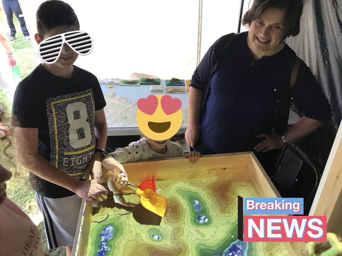 xacobodetoro's tweet image. O @IESMalpica xa quenta motores na #OSCambre18 co noso #arsandbox ou aareeiro realidade aumentada. Un proxecto premiado no certame de innovación educativa @proyectaensino 2017. Estamos ata o domingo mediodía!!😉👋🏻👋🏻 vémenos!