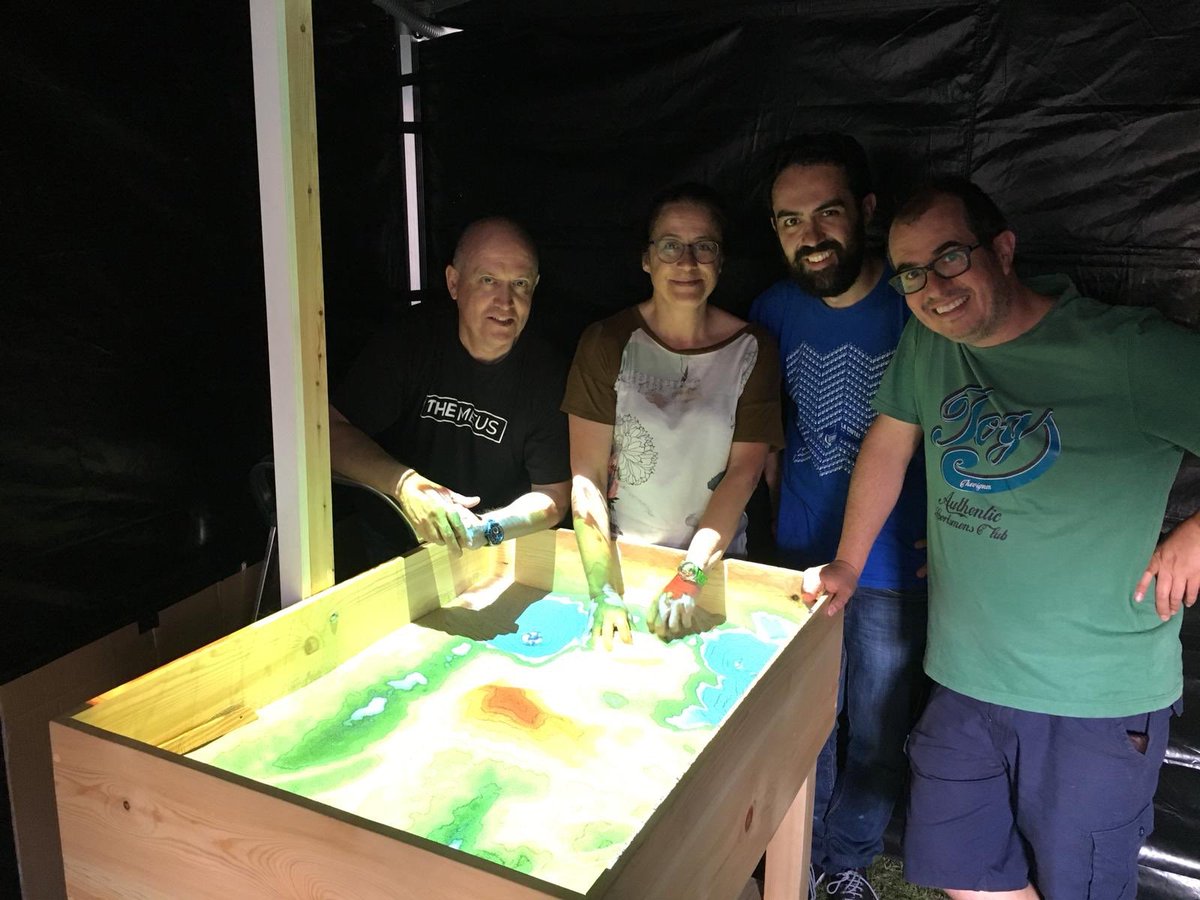 xacobodetoro's tweet image. O @IESMalpica xa quenta motores na #OSCambre18 co noso #arsandbox ou aareeiro realidade aumentada. Un proxecto premiado no certame de innovación educativa @proyectaensino 2017. Estamos ata o domingo mediodía!!😉👋🏻👋🏻 vémenos!