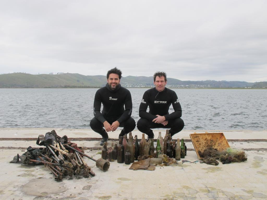 International Coastal Cleanup. 2 divers in 1hour: 3 camping chairs, 1 prawn pusher, over 30 bottles, 4 scissors, 1 knife, some plastic and lots of fishing line in #knysna estuary @nandimgwa #InternationalCoastalCleanup