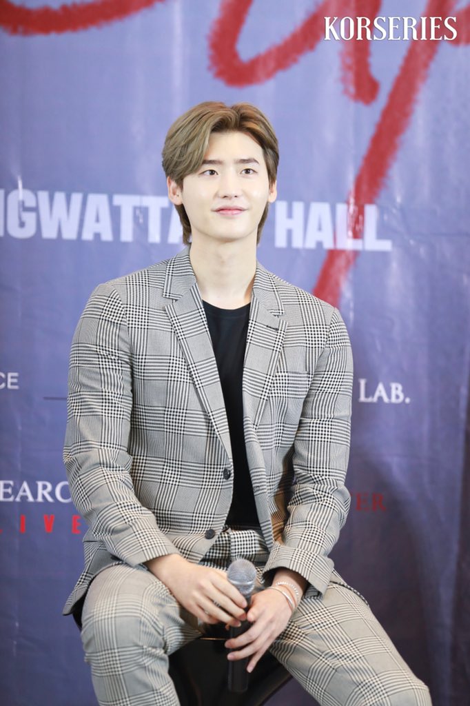 Korseries's tweet photo. อีจงซอก ในงานแถลงข่าวงานแฟนมีตติ้ง 2018 Lee Jong Suk Fan Meeting in Bangkok 'CRANK UP' วันนี้💗✨

#2018LJSCrankUpinBkk https://t.co/McwhSwmAuf