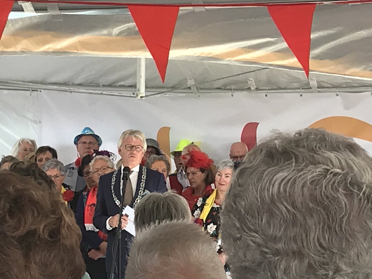greetbouman's tweet photo. Echt een groot feest voor 50jarig jubileum #dekap! Veel mantelzorgers, vrijwilligers, @bgm_johnberends én koninklijk bezoek van prinses Margriet. @Stimenz https://t.co/cQajY0wKx2
