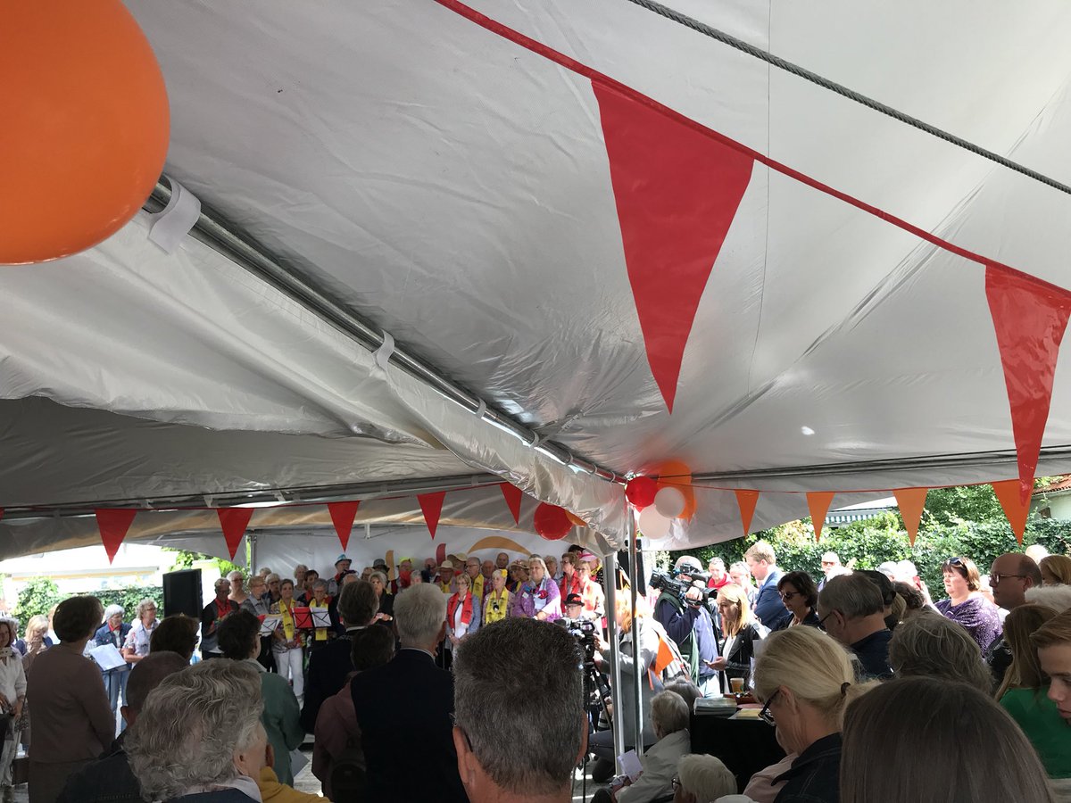 greetbouman's tweet photo. Echt een groot feest voor 50jarig jubileum #dekap! Veel mantelzorgers, vrijwilligers, @bgm_johnberends én koninklijk bezoek van prinses Margriet. @Stimenz https://t.co/cQajY0wKx2