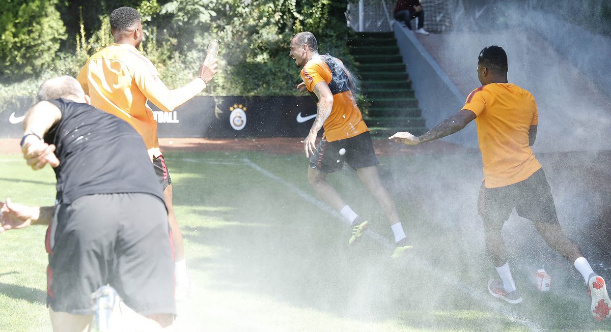 Antrenman sonunda, dün yeni yaşına giren Maicon Roque’un doğum günü kutlandı. 🎂