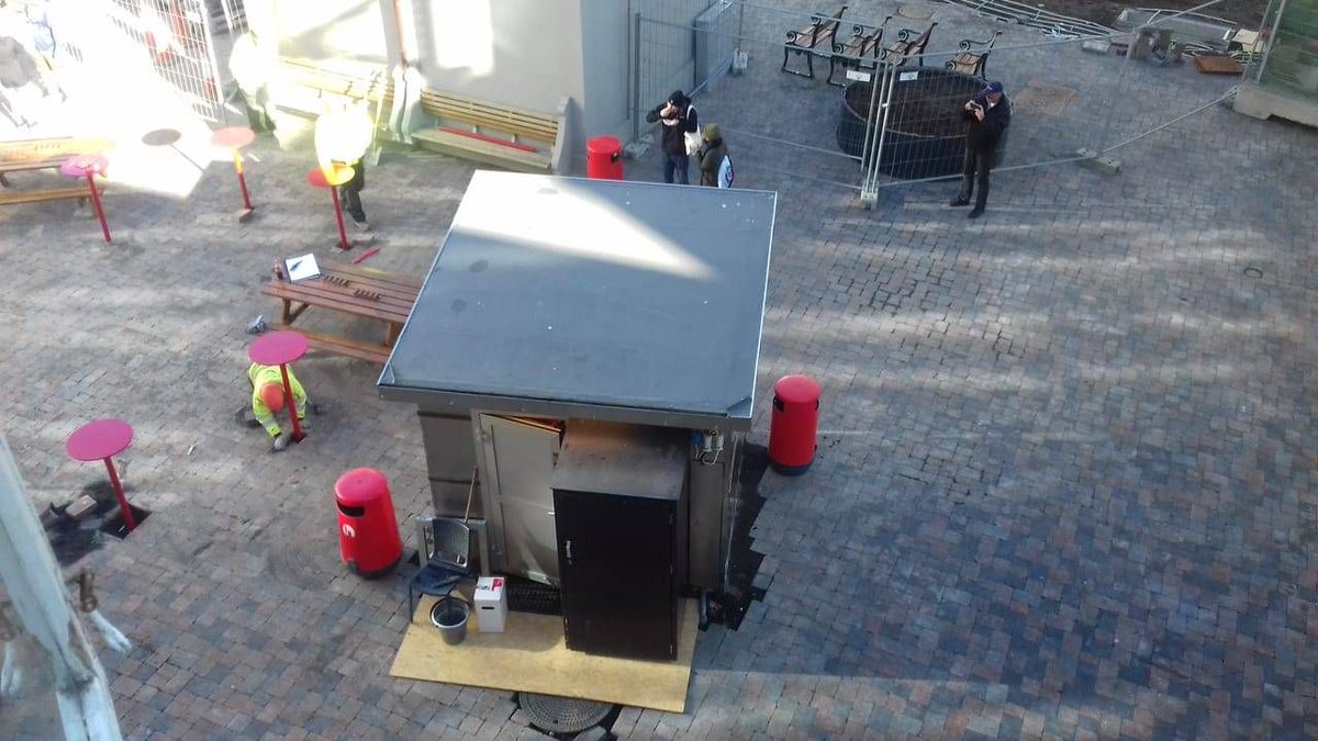 Our world-famous #hotdogstand is back where it belongs! -> buff.ly/2xdMXll