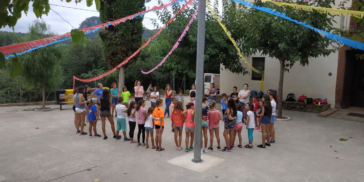 CastellersPrat's tweet photo. La #canallapotablava esta de colònies preparant les diades de Festa Major!! #orgullpotablava #camídeFMElPrat https://t.co/7JoNxi1qRB