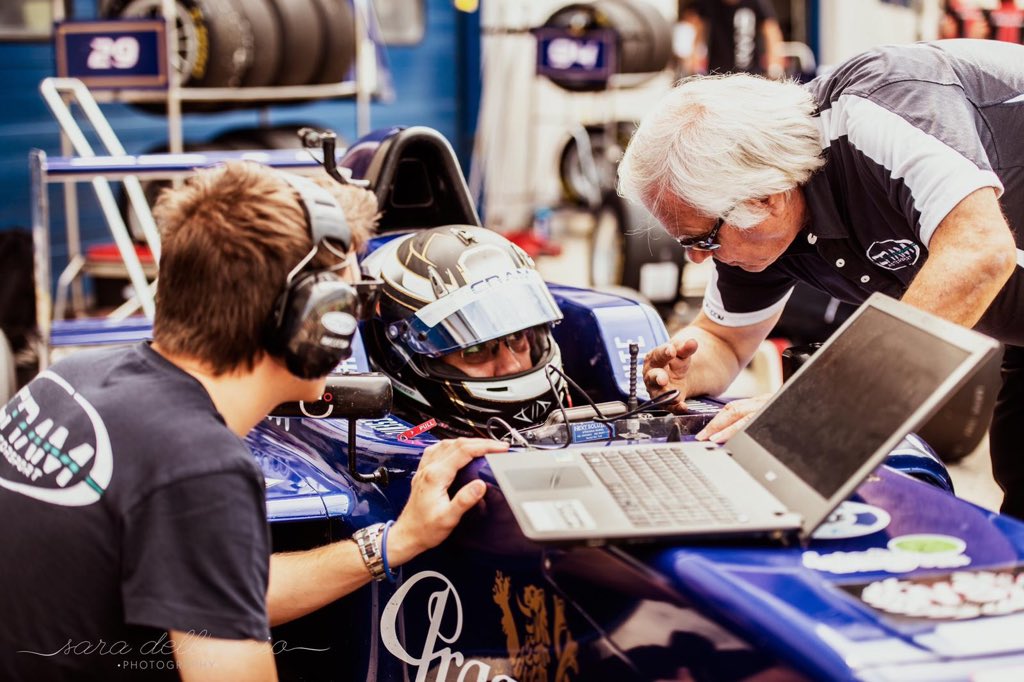 DellAccioDriver's tweet photo. #livefromtrack #momenti alcuni consigli prima di partire per le qualifiche #velocità #passione #motori #formula @Vallelunga @CIFormula4 https://t.co/Ai5pUJ068Z
