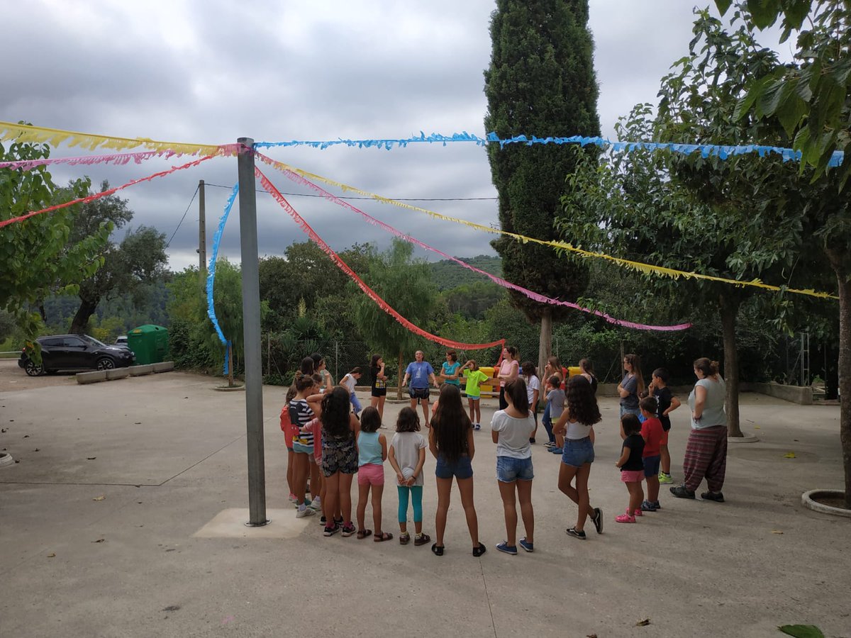 CastellersPrat's tweet photo. La #canallapotablava esta de colònies preparant les diades de Festa Major!! #orgullpotablava #camídeFMElPrat https://t.co/7JoNxi1qRB