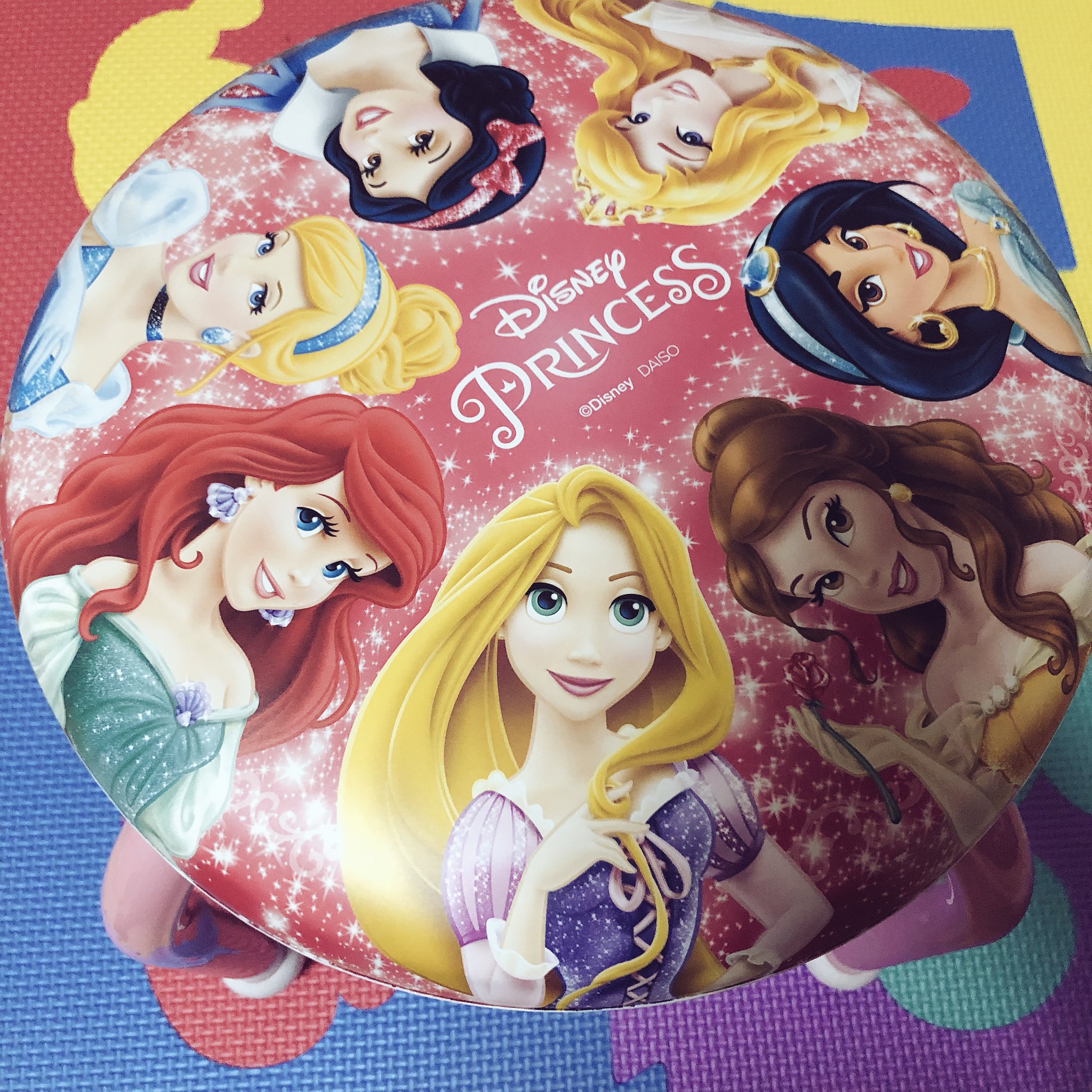 花 昨日ダイソーさんで購入したイス 400円 見た瞬間娘が欲しがった 耐荷重60キロ プリンセスのプリントと 色もかわいい このタイプは音が鳴らない あとカーズがあって 手すり付きで音も鳴るミッキーのイスも500円であった 豆 イス