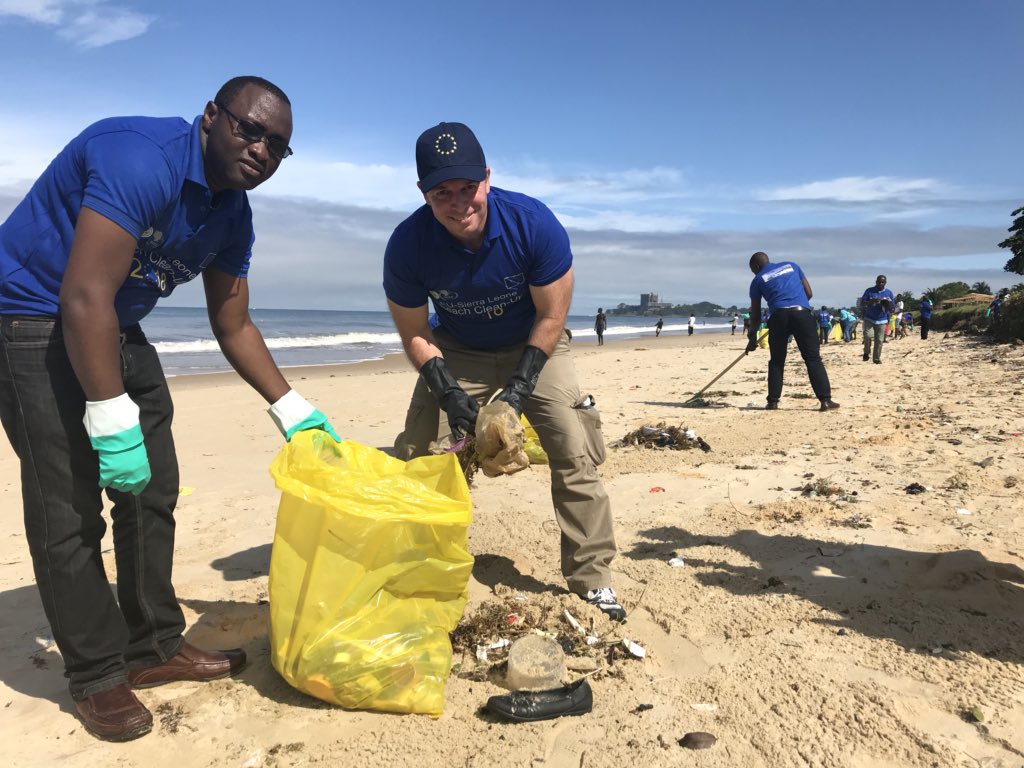TomVensEU's tweet photo. The fight against dirt on the beach is on! #EUBeachCleanupDay @yakisawyerr @scccsierraleone #SierraLeone https://t.co/2E677QtIgh