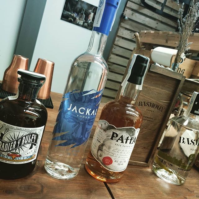 TokeRock's tweet photo. Si alguien me llega a decir hace 20 min que en #VitoriaGasteiz se elaboraba #Whisky #Ginebra y #Vozka con #patata, no me lo hubiera creído...
Impresionante el trabajo de @basmoonvodka #basmoonvodka, con que mimo y buen gusto trabajan sus productos!
Muy t… https://t.co/24veeBSOD7 https://t.co/KMrWefW25K