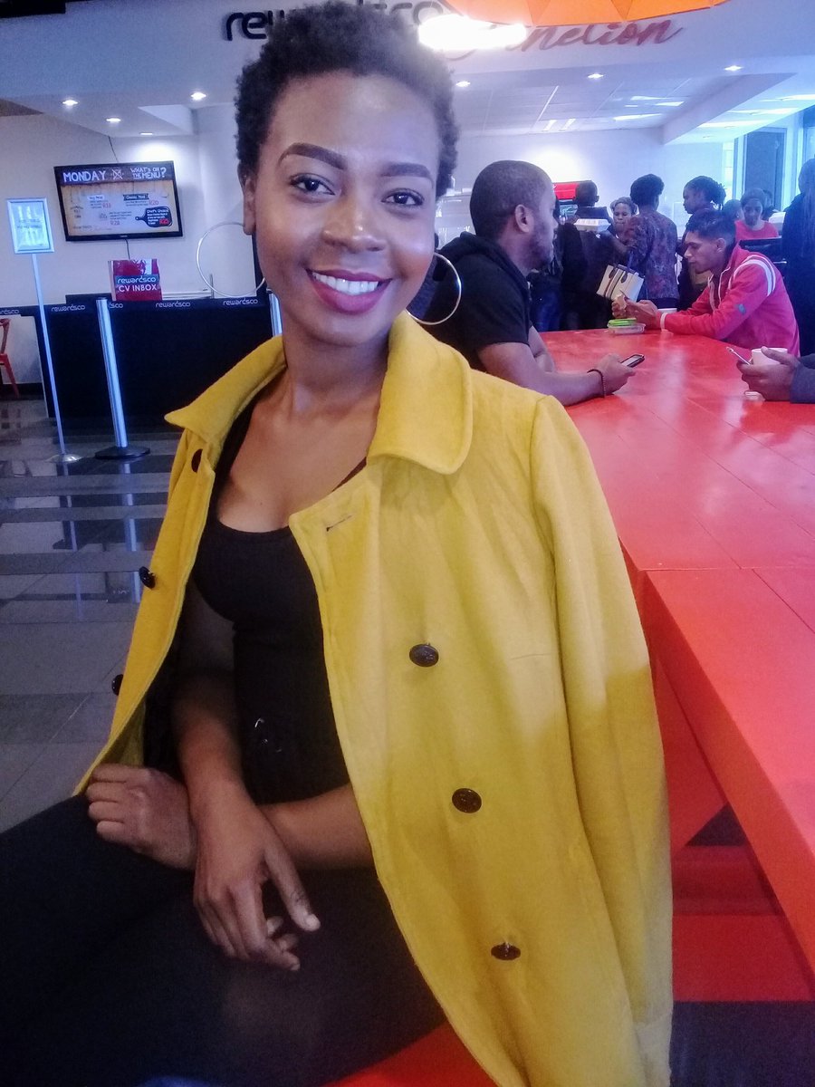 Snoexy's tweet photo. #CyberBulliesMustFall I don't have an iPhone that's gonna hide all spots on my face.... I ain't no make up artist to do proper eyebrows and contour.. I'm me nothing fake let me enjoy my free Twitter without being bullied  👐👐 https://t.co/VWhJ9aiHK9