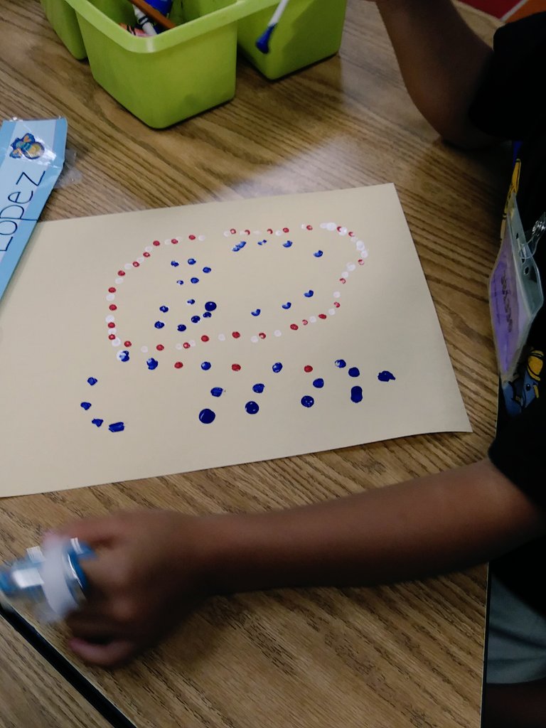 🎨Proactively working on our Cambridge skills🎨 Putting our Green hats on to create a Pointillism masterpiece @ManateeCCPS 🎨 #Cambridge #The7HabitsOfHappyKids #Pointillism 
#HonoringAmerica🇺🇸
