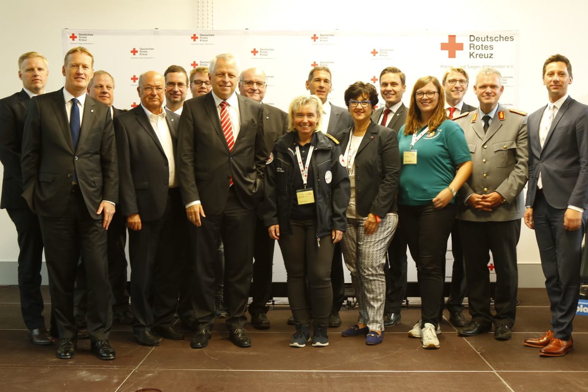 DRKBuWe18's tweet photo. Großes Gruppenfoto beim Gästeempfang in der #DRK-Kinderklinik. Jetzt geht es auf den traditionellen Rundgang über den #BuWe18. https://t.co/WvPyyTn2DE