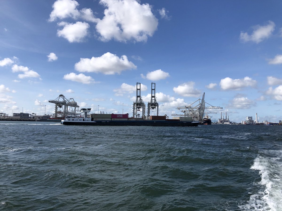 Lichter Delta op de Maasvlakte met containers van onze klanten aan boord #binnenvaart #modalshift #portofrotterdam #containers