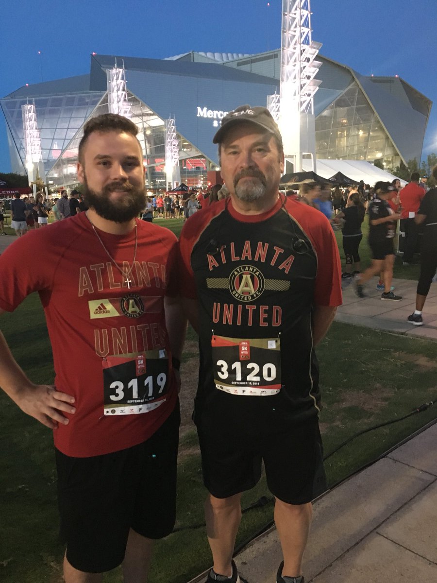 ATLtrackclub's tweet photo. The ultimate fan experience to finish on the field of the @AtlantaFalcons and @ATLUTD! Fans here representing in their favorite gear! @MBStadium 5K/Walk Like MADD #MB5K https://t.co/JpvcAyPgov