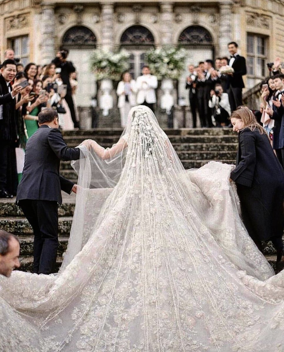 That veil though 😍😍 #Eliesaabworld #sarahhaywoodweddings #lebaneseweddings