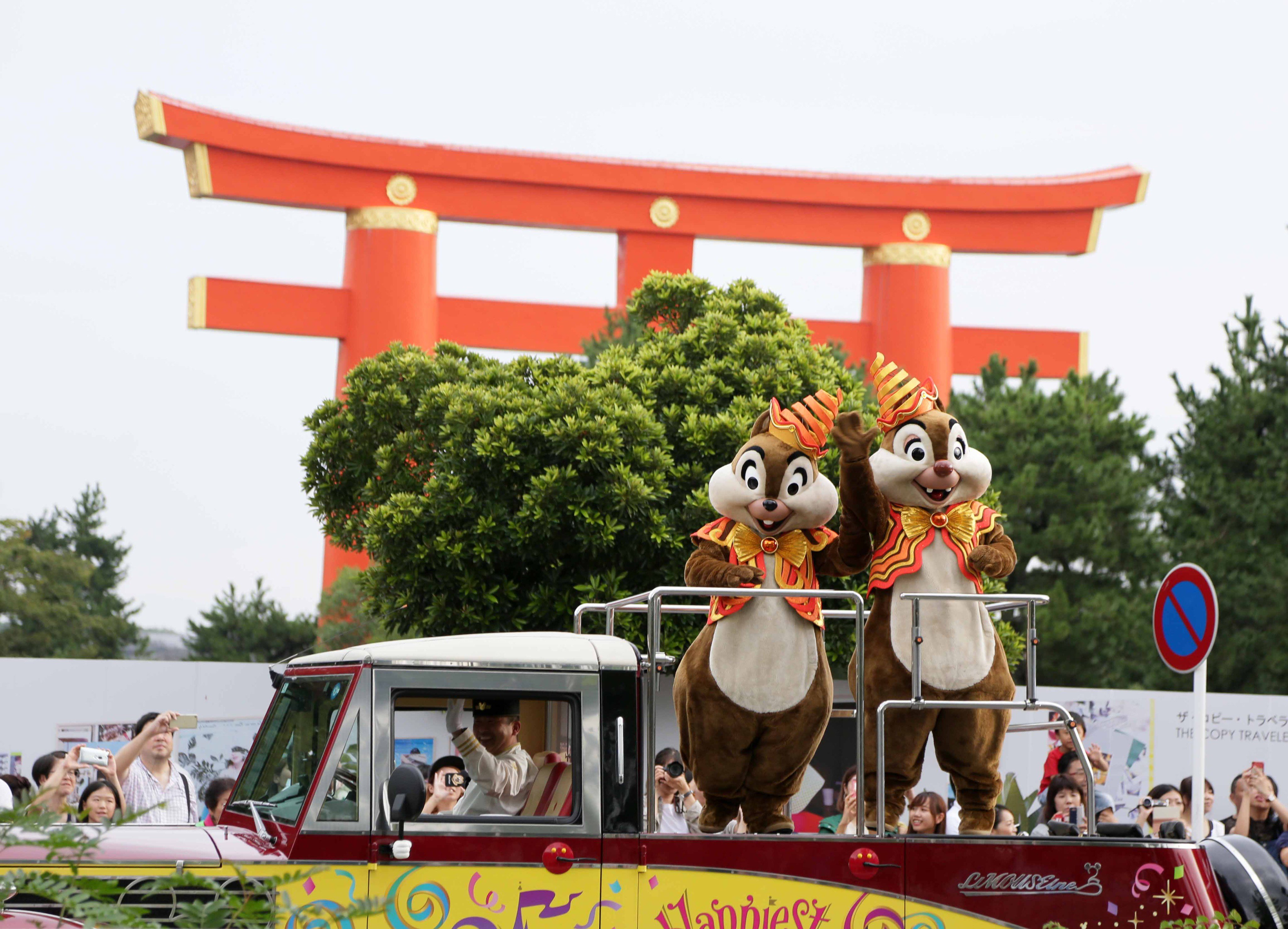 これは何のᵀᵂᴵᵀᵀᴱᴿですか ラストは平安神宮の鳥居をバックにディズニーパレードが通過しました 想像だにしなかった凄すぎる光景でした ディズニー 京都岡崎ハレ舞台 ミッキー ドナルドダッグ チップとデール T Co Coiy0nclva