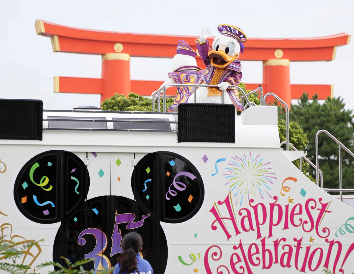 これは何のᵀᵂᴵᵀᵀᴱᴿですか ラストは平安神宮の鳥居をバックにディズニーパレードが通過しました 想像だにしなかった凄すぎる光景でした ディズニー 京都岡崎ハレ舞台 ミッキー ドナルドダッグ チップとデール