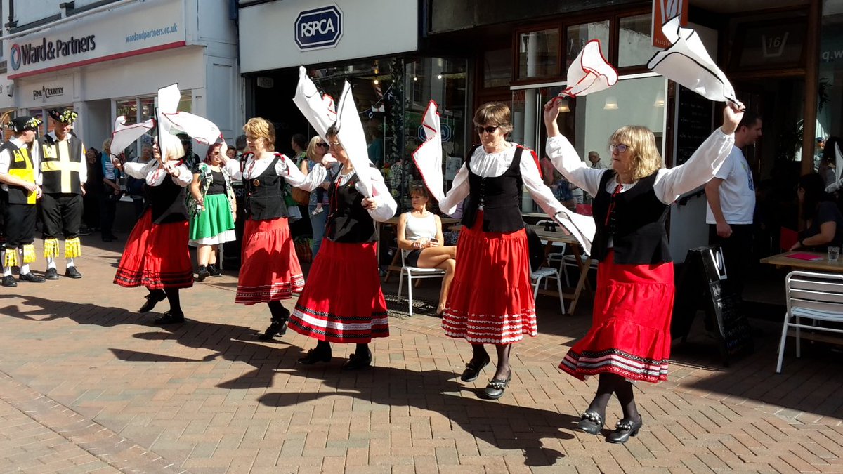 The lovely Headcorn Ladies' Morris <a href="/DealFolk/">Deal Folk by the Sea</a>