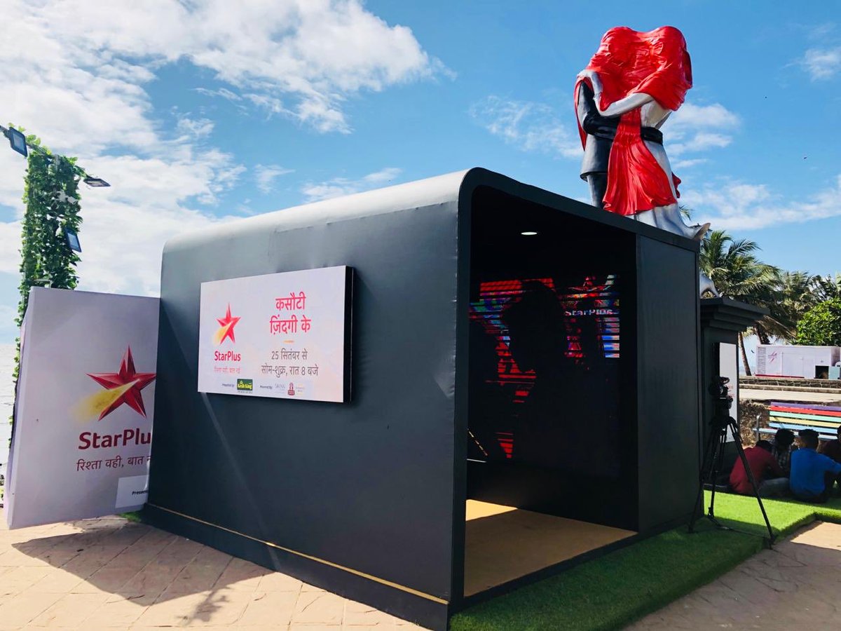 StarPlus's tweet photo. Love is in the air❤️❤️❤️
If #Mumbai is where you are then #CarterRoad is the place to be right now! 
#KZKARexperience #KZKStatueOfLove #KasautiiZindagiiKay https://t.co/8BGIYc47Lq